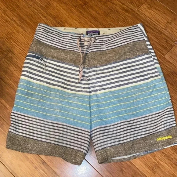 Patagonia men’s stripe shorts - size 33 - tie front -9 in inseam - Picture 1 of 8